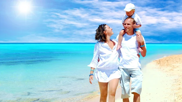 Blick auf glückliche junge Familie, die Spaß am Strand hat — Stockfoto