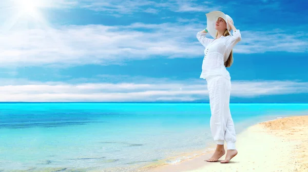 Jovens mulheres bonitas no branco na praia tropical ensolarada — Fotografia de Stock