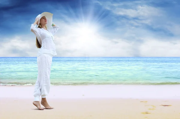 年轻漂亮的女性在海滩上白色 — 图库照片