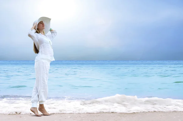 Молоді красиві жінки в білому на пляжі — стокове фото