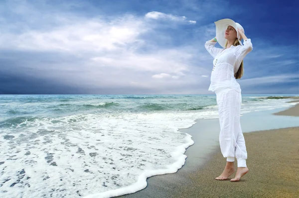 ビーチで白の若い美しい女性 — ストック写真