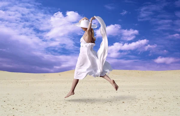 Mujeres hermosas jóvenes en blanco, relajación en el desierto soleado — Foto de Stock