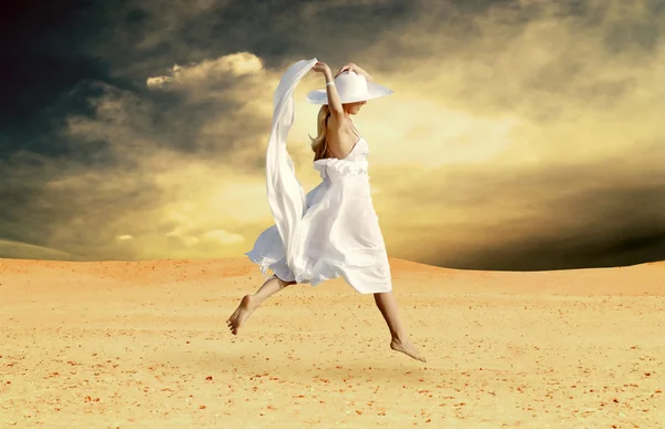 Mujeres hermosas jóvenes en blanco, relajación en el desierto soleado — Foto de Stock