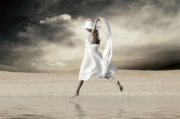 年轻漂亮的女性在白色，跳上水在阳光明媚的渔民 — 图库照片