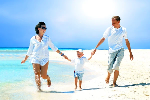 Vue de la jeune famille heureuse s'amuser sur la plage — Photo