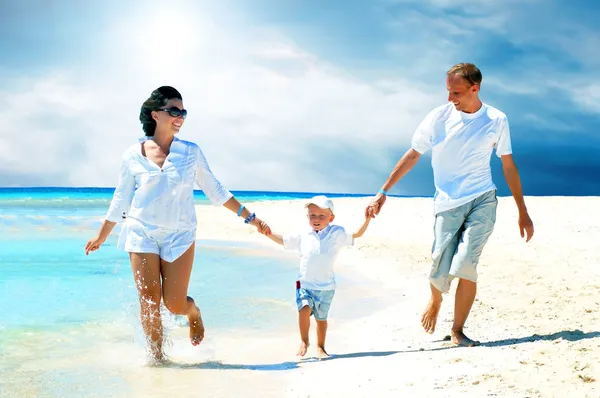 Blick auf glückliche junge Familie, die Spaß am Strand hat — Stockfoto