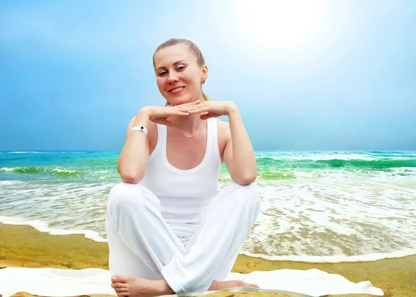 Stock image Young beautiful women in white, relaxation on the sunny tropical