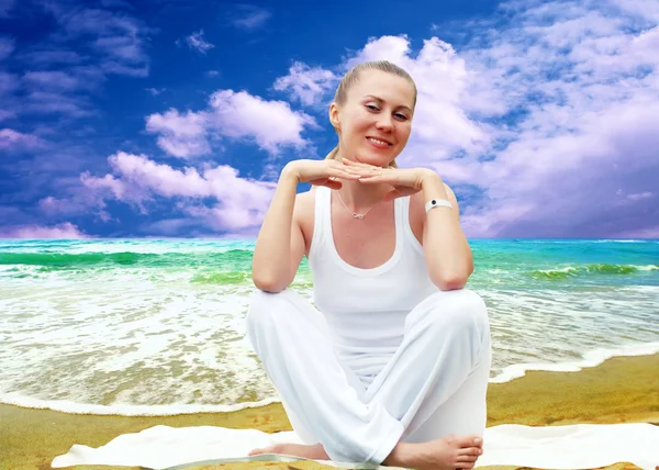 A napsütéses trópusi fehér, relaxációs-fiatal szép nők — Stock Fotó