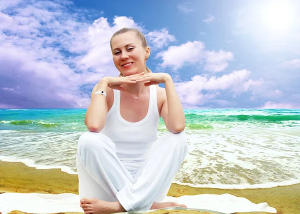 Jonge mooie vrouwen in wit, ontspanning op de zonnige tropische — Stockfoto