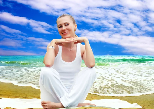Mladé krásné ženy v bílé, relaxace na slunné tropické — Stock fotografie