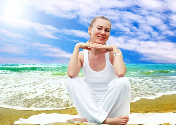 Stock image Young beautiful women in white, relaxation on the sunny tropical