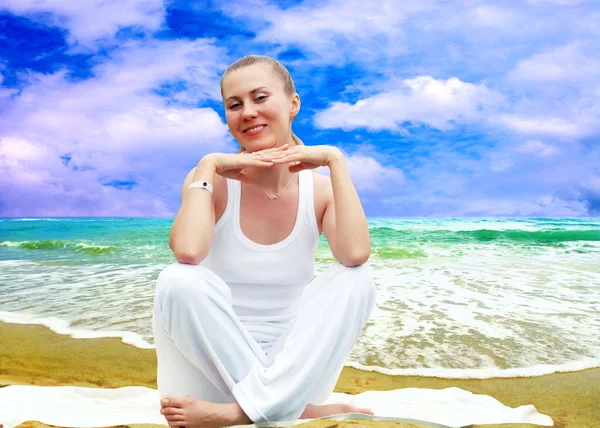 Jonge mooie vrouwen in wit, ontspanning op de zonnige tropische — Stockfoto