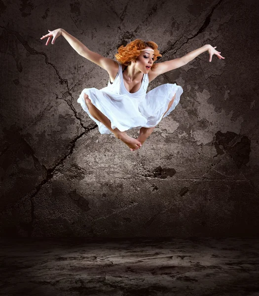Mujer bailarina salto posando sobre fondo —  Fotos de Stock