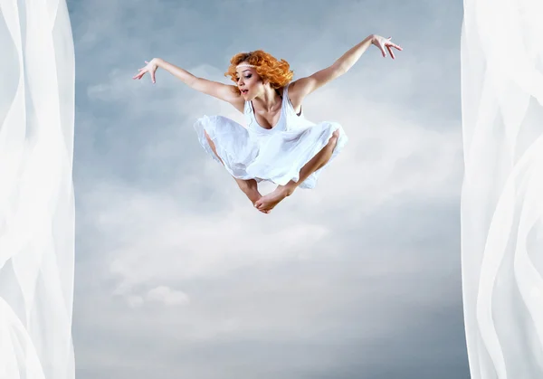 Salto de bailarina com vestido de leite — Fotografia de Stock