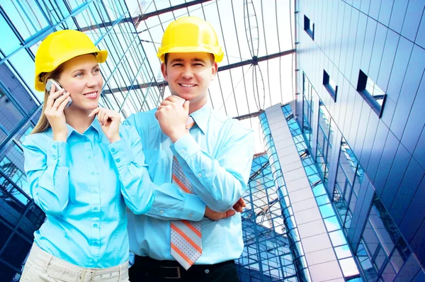 Junge Architekten mit Schutzhelm stehen auf dem Bui — Stockfoto