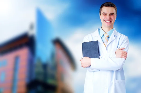 Усміхнений лікар зі стетоскопом на спині лікарні — стокове фото