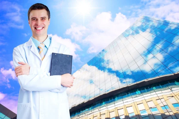 Médico sonriente con estetoscopio en los hospitales backgro — Foto de Stock