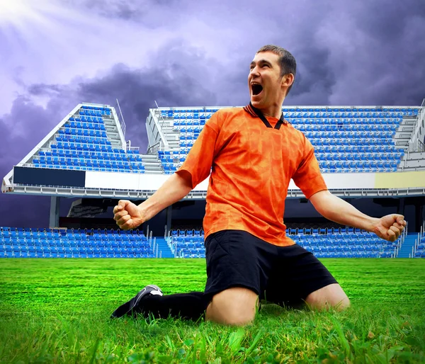 경기장 놀이의 분야에 목표 후 행복의 축구 선수 — 스톡 사진