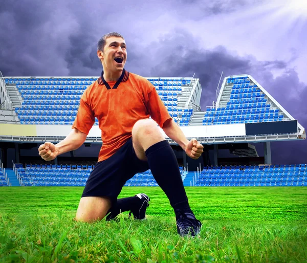 Felicidad jugador de fútbol después de gol en el campo de estadio und — Foto de Stock