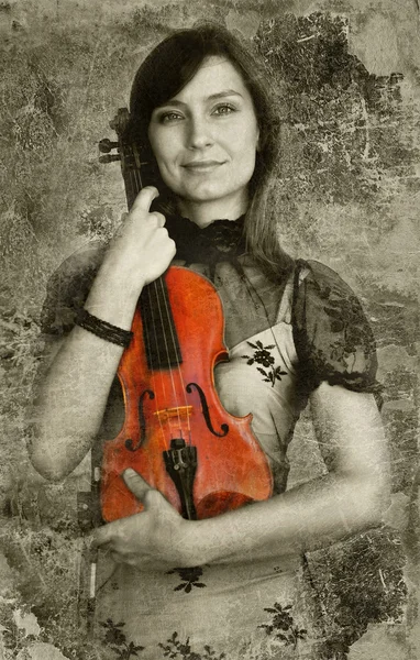 Hermosa violinista femenina tocando violín en el backgrou grunge —  Fotos de Stock