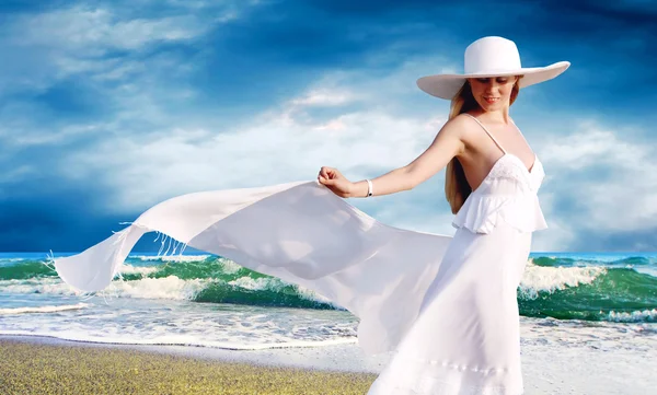 Jeunes belles femmes dans le blanc avec pareo sur les tropi ensoleillés — Photo