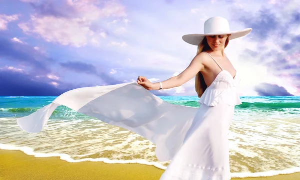 Unga vackra kvinnor i vitt med sarong på den soliga tropi — Stockfoto