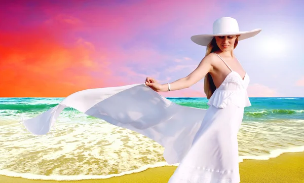 年轻漂亮的女性在与上阳光 tropi 披肩白色 — 图库照片