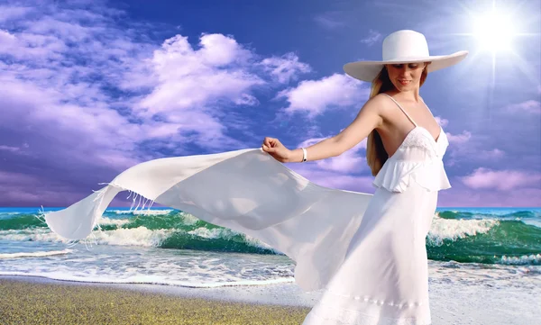 สาวสวยในชุดสีขาวกับพาร์โต้บน tropi แสงแดด — ภาพถ่ายสต็อก