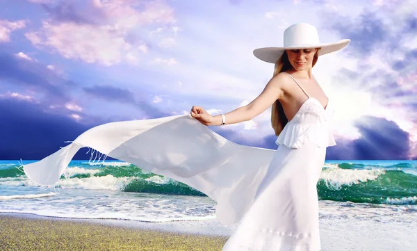 흰색 밝은 tropi에 숄을에 젊은 아름 다운 여자 — 스톡 사진