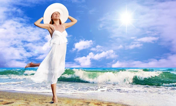 Junge schöne Frauen in Weiß mit Pareo auf dem sonnigen tropi — Stockfoto