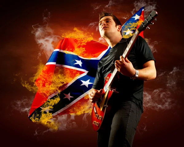 Yangın alevleri etrafında elektro gitar rock gitaristi oyun — Stok fotoğraf