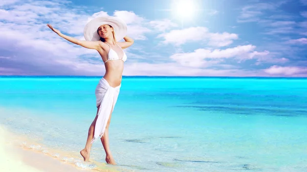 Jóvenes mujeres hermosas en el blanco en la soleada playa tropical — Foto de Stock