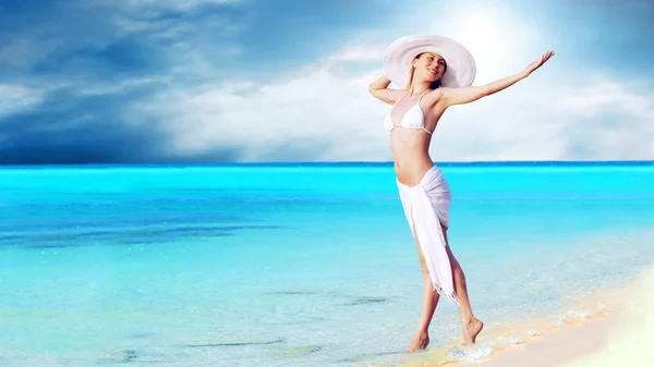 Giovani belle donne in bianco sulla spiaggia tropicale soleggiata — Foto Stock