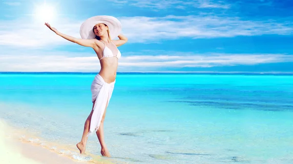 Jóvenes mujeres hermosas en el blanco en la soleada playa tropical — Foto de Stock