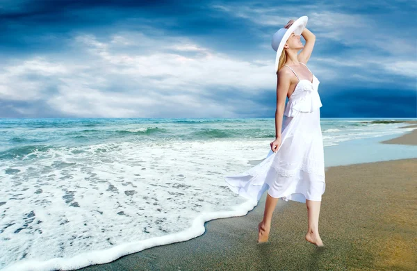 Güneşli tropik kumsalda beyaz genç güzel kadın — Stok fotoğraf