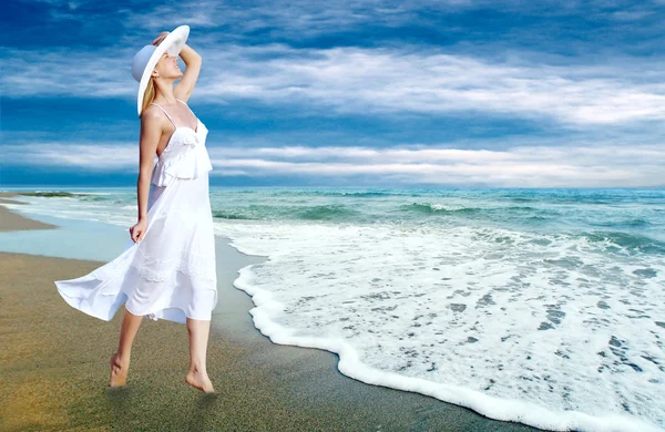 Unga vackra kvinnor i vitt på den soliga tropiska stranden — Stockfoto