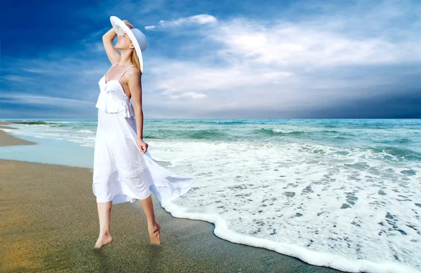 Młode piękne kobiety w bieli na słonecznej plaży tropikalnej — Zdjęcie stockowe