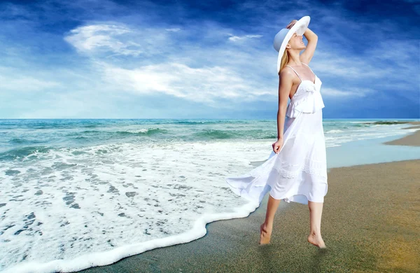 Молодые красивые женщины в белом на солнечном тропическом пляже — стоковое фото