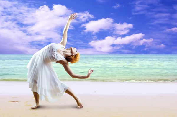 ビーチでポーズ女性ダンサー — ストック写真