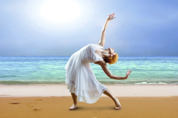 Kobieta tancerz pozowanie na plaży — Zdjęcie stockowe
