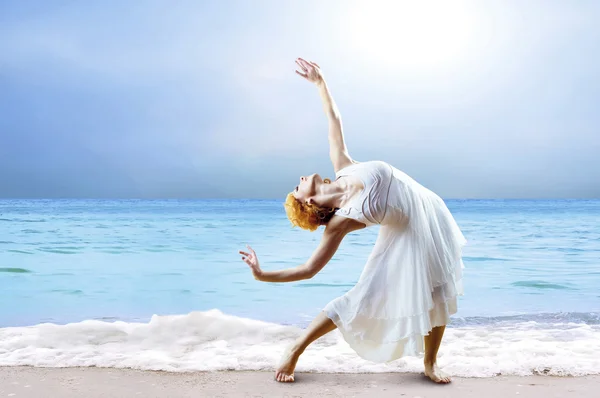 Žena tanečnice pózuje na pláži — Stock fotografie