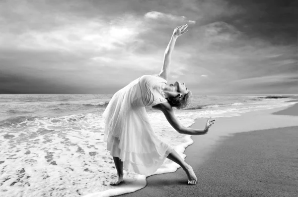 Γυναίκα χορεύτρια θέτουν στην παραλία — Φωτογραφία Αρχείου