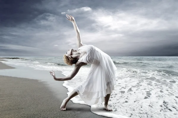 Tänzerin posiert am Strand — Stockfoto