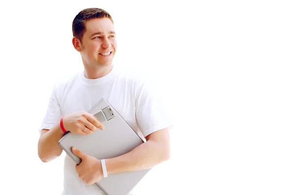 Jeune homme heureux ou étudiant avec ordinateur portable et téléphone sur l'entreprise — Photo