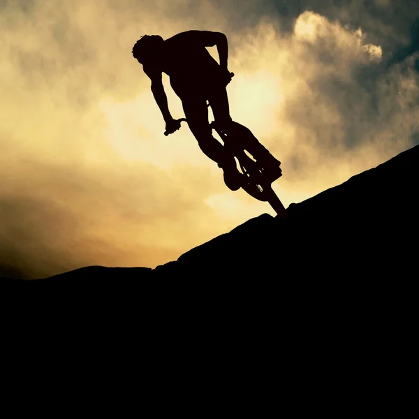 一个人对封山育林自行车，日落的轮廓 — 图库照片