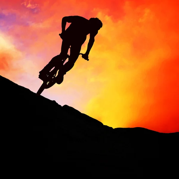 Silhueta de um homem em muontain-bike, por do sol — Fotografia de Stock
