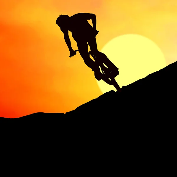Silhouette di un uomo in muontain-bike, tramonto — Foto Stock