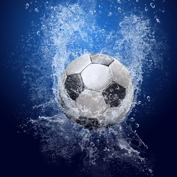 Gocce d'acqua intorno pallone da calcio su sfondo blu — Foto Stock