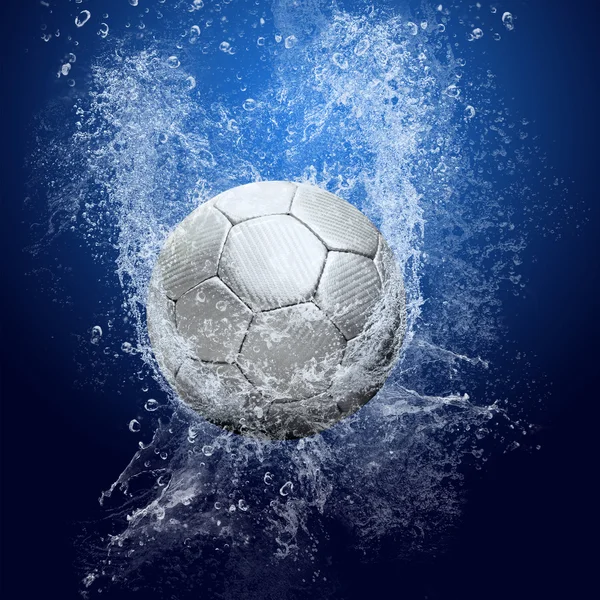 Νερό πέφτει γύρω από μπάλα ποδοσφαίρου σε μπλε φόντο — Φωτογραφία Αρχείου