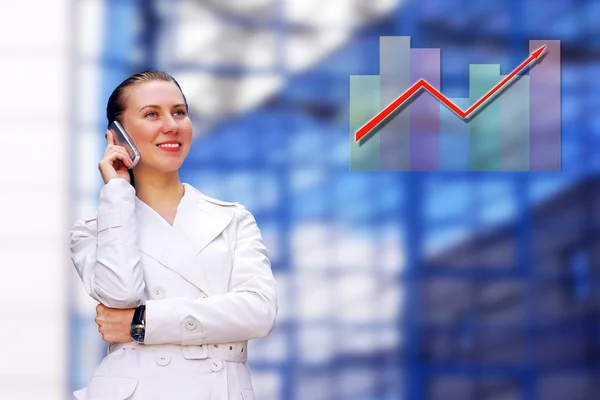 Glückliche Geschäftsfrau auf dem Hintergrund der Unternehmensarchitektur — Stockfoto